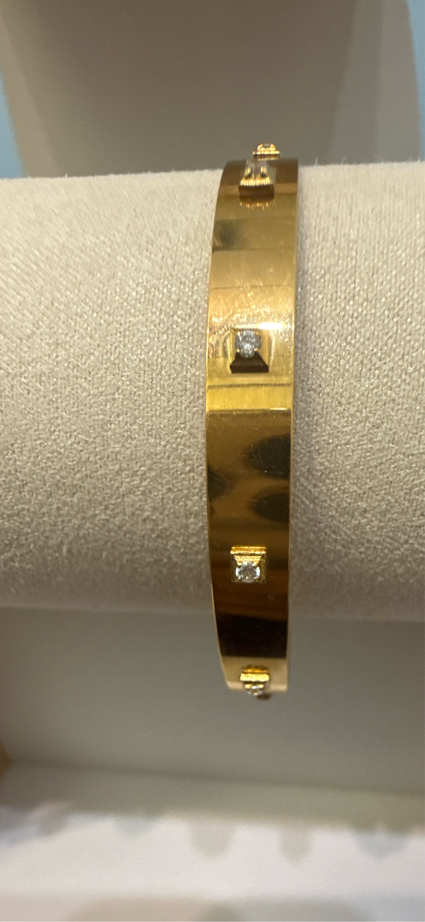 ORO Custom Design 22K in Yellow Gold with Stones Statable Bangle. 18.6g, 2.6 inches - SKU: BR057