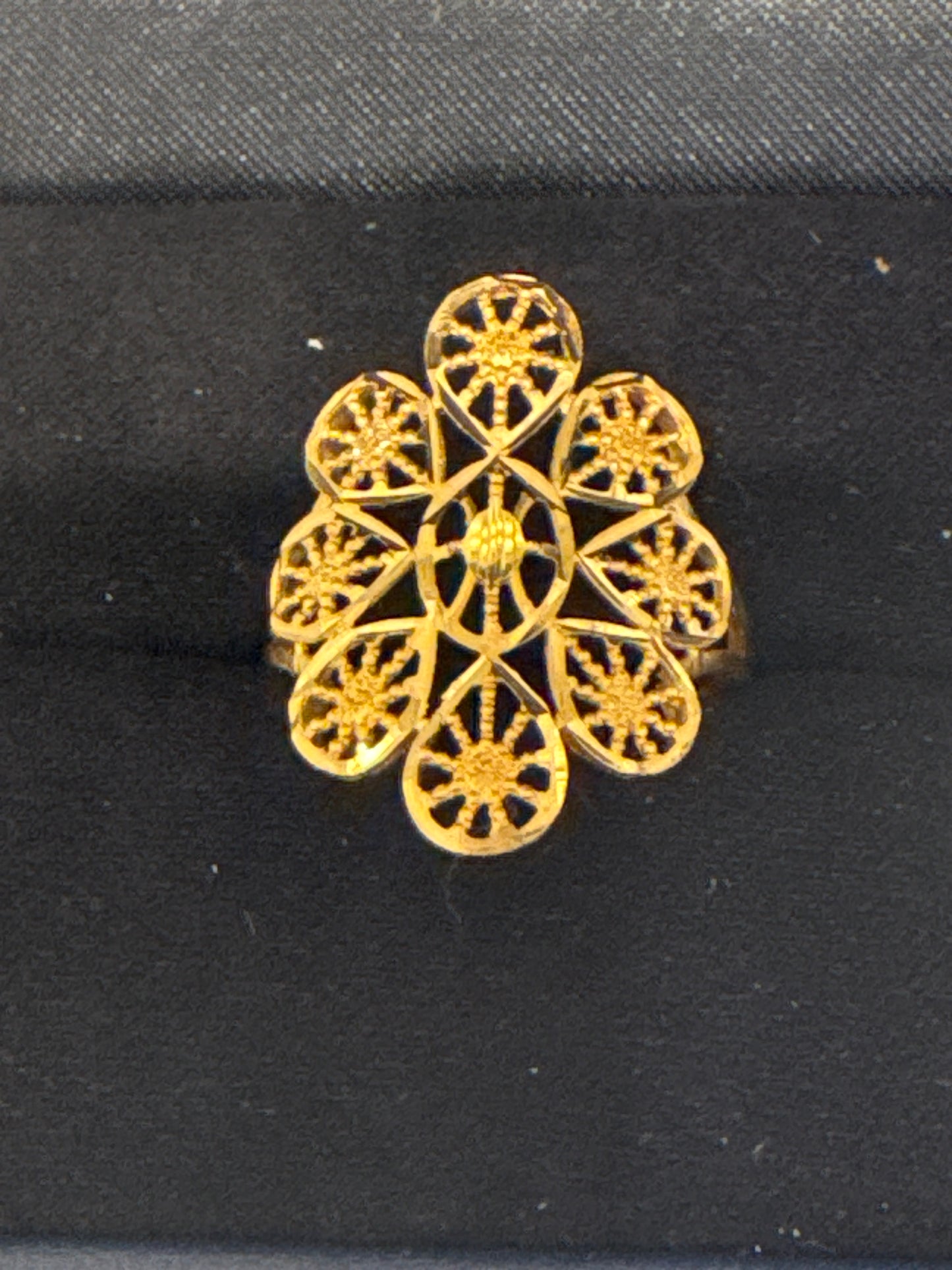 Dubai Morden Oval Design Laser Cut High Polish Shine Ring 22K Gold Size 8, Weight: 2.7g SKU:R199W