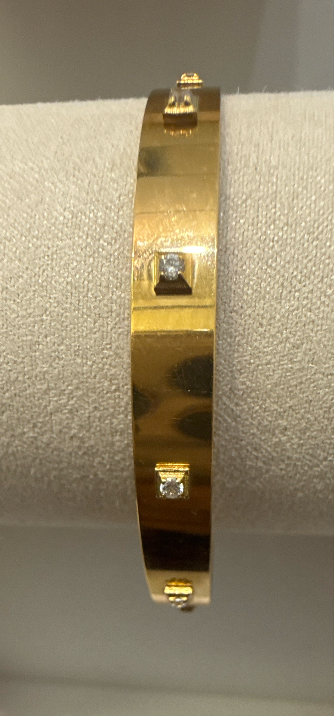 ORO Custom Designe 22K in Yellow Gold with Stones Statable Bangle. 18.7g, 2.6 inches - SKU: BR084