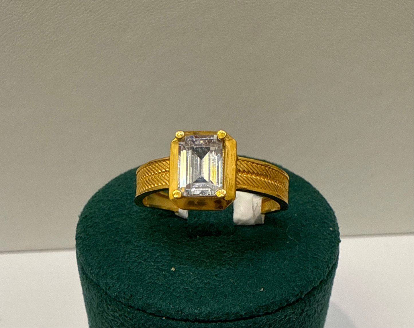Unisex Ring with Classic medallion with 2 CT of Solitaire Sapphire in 22K Gold with Size 8.5, 3.1g SKU: R0223M