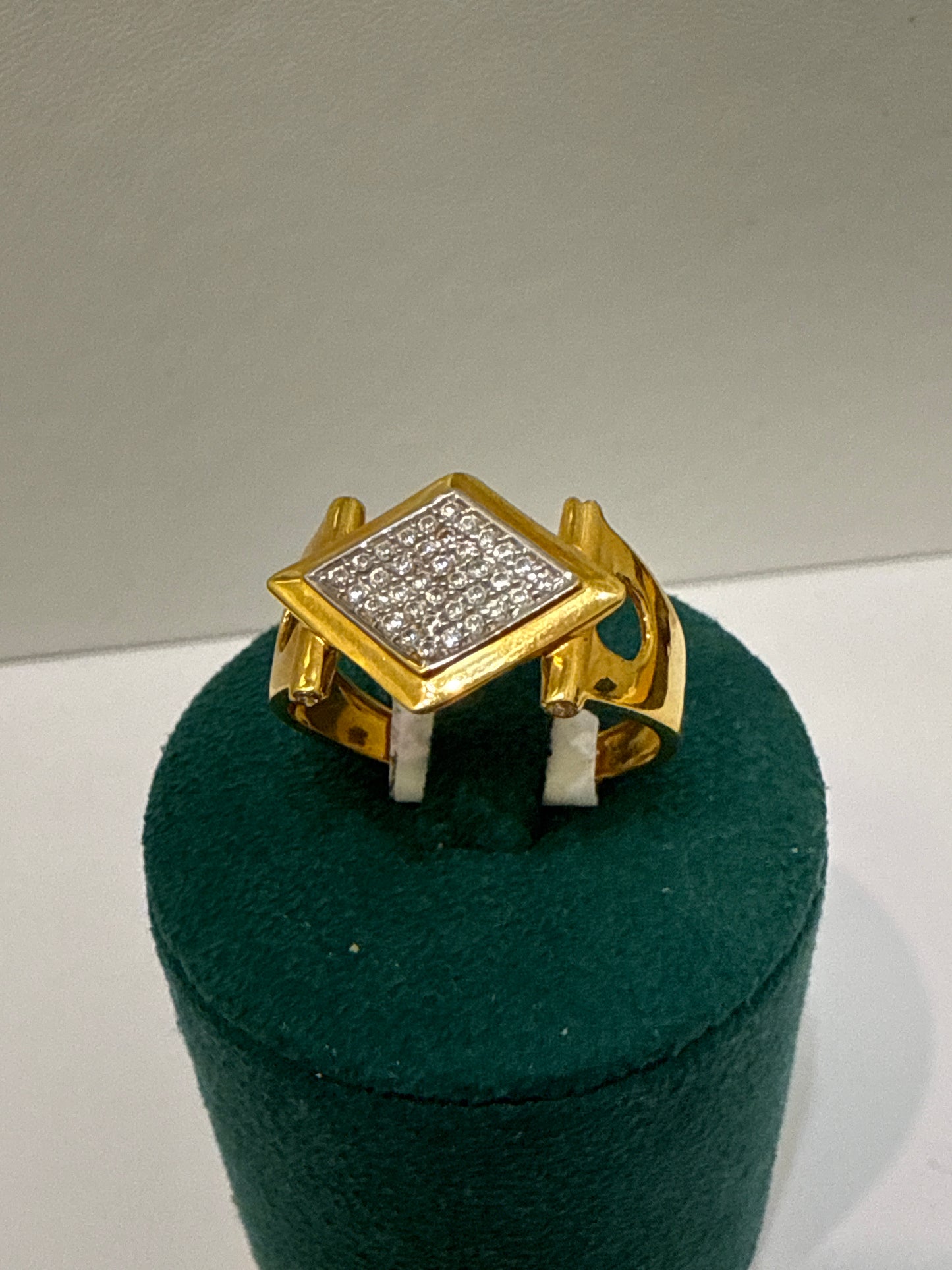 Unisex Ring with Classic medallion with 1.5 CT of Natural Crystals in 22K Gold with Size 10, 4.8g SKU: R0233M