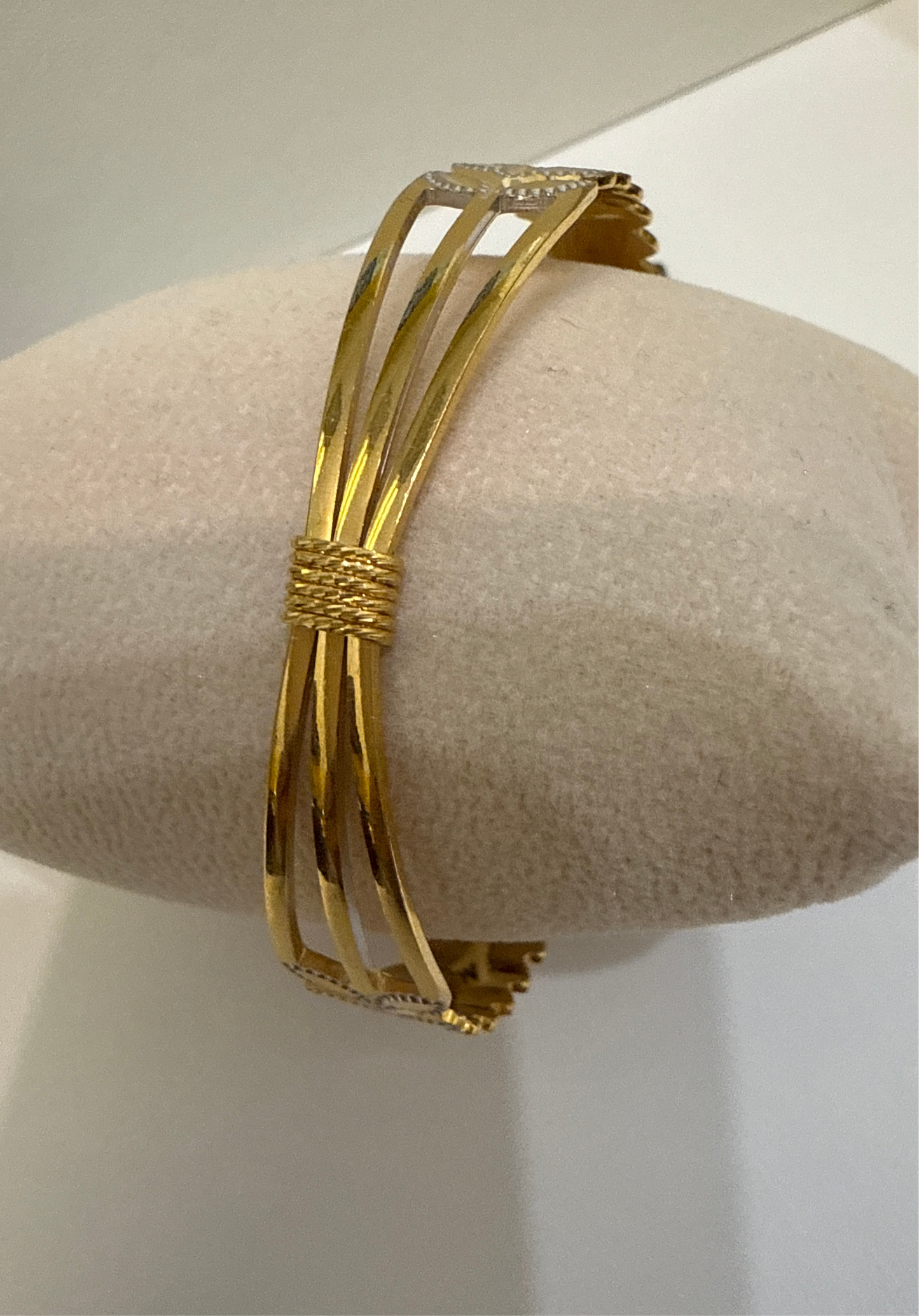 Oro - Italian Designer 22K in two Color Gold and Rhodium Plated Stackable Bangle. 2.6 inches - 25.08g SKU:BR080