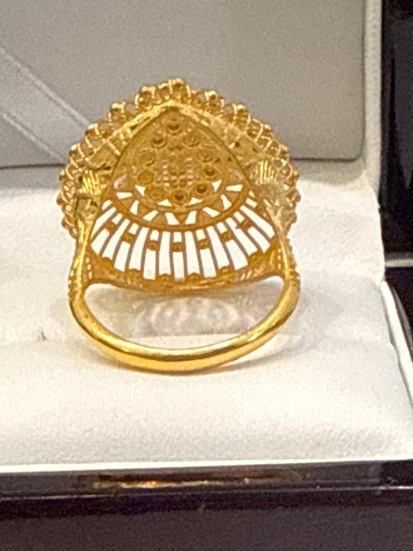 Dubai Arabian Morden Design Laser Cut High Polish Shine Ring 22K Gold Size 8, Weight: 4.8g SKU:R180W