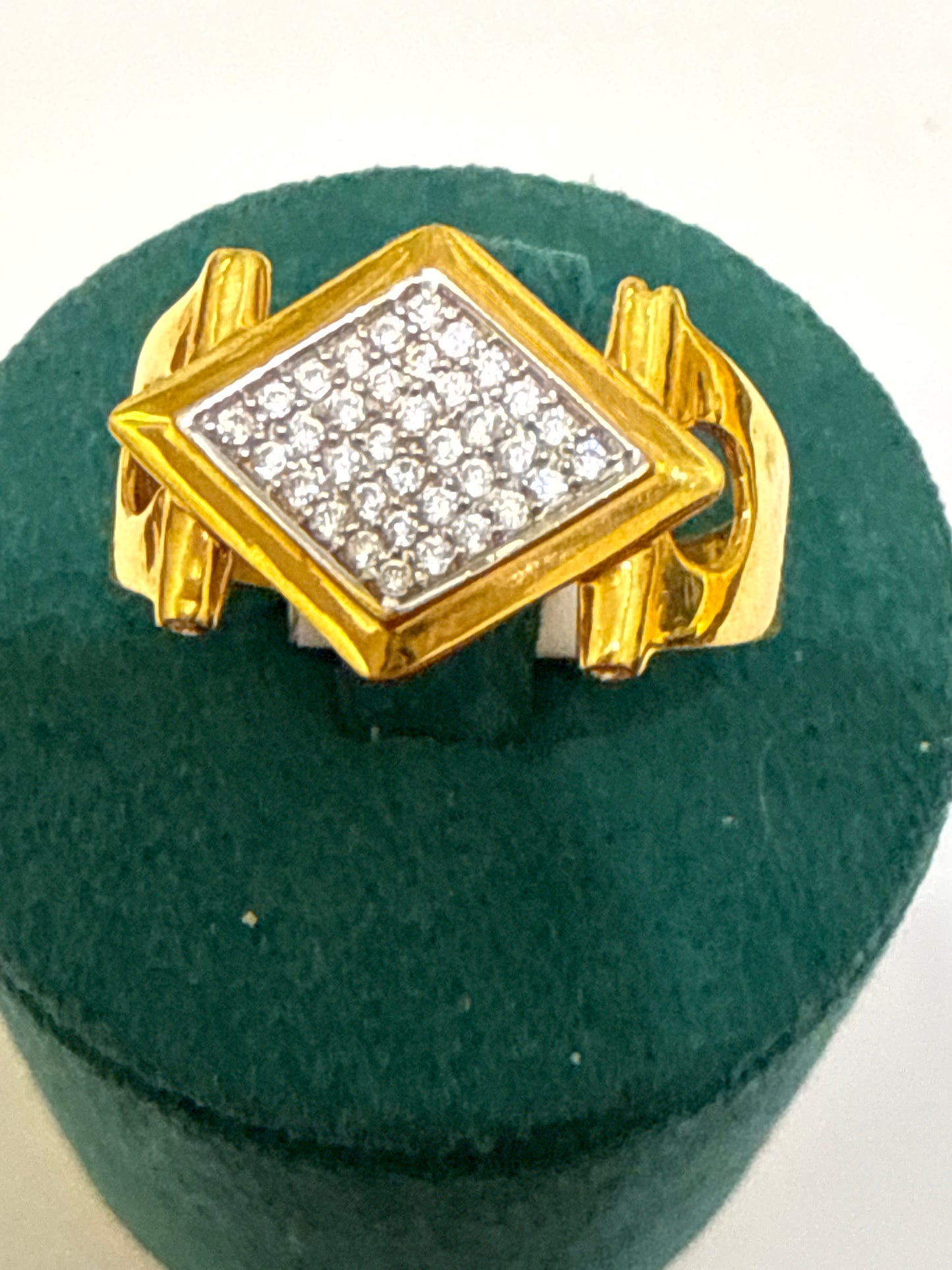 Unisex Ring with Classic medallion with 1.5 CT of Natural Crystals in 22K Gold with Size 10, 4.8g SKU: R0233M