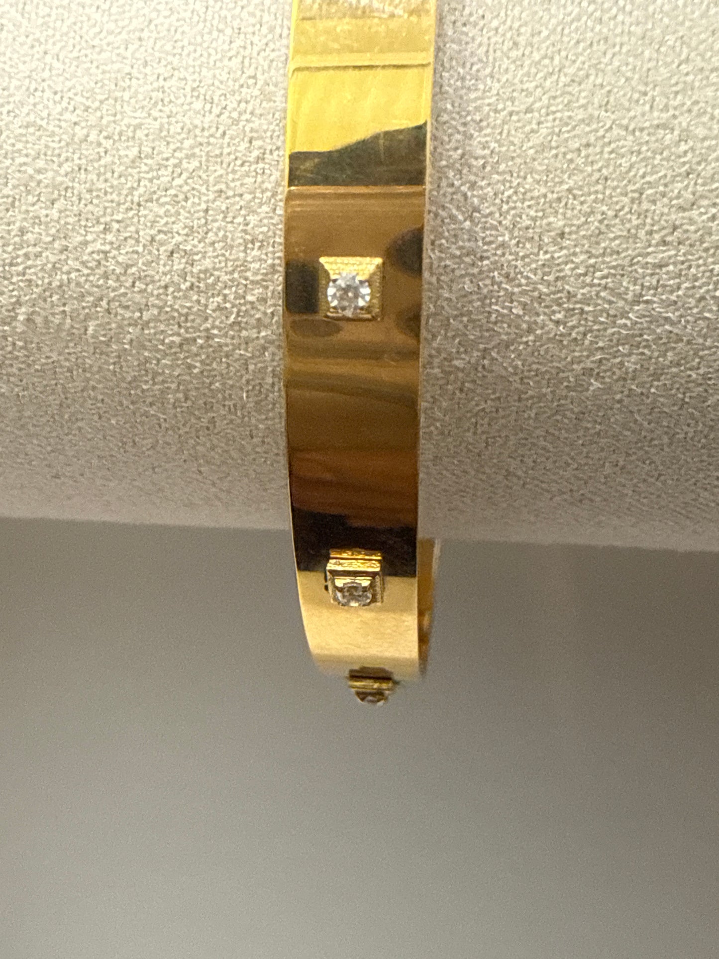 ORO Custom Design 22K in Yellow Gold with Stones Statable Bangle. 18.6g, 2.6 inches - SKU: BR057