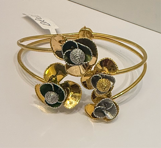 Custom Design Tricolor 22K Floral with Enamel, Adjustable Bangle Cuff Bracelet 22K Gold Size: Adjustable Weight: 19.7g
 
SKU: BR055