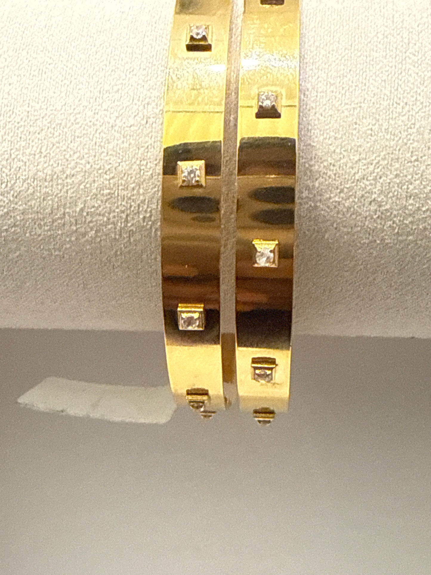 ORO Custom Design 22K in Yellow Gold with Stones Statable Bangle. 18.6g, 2.6 inches - SKU: BR057