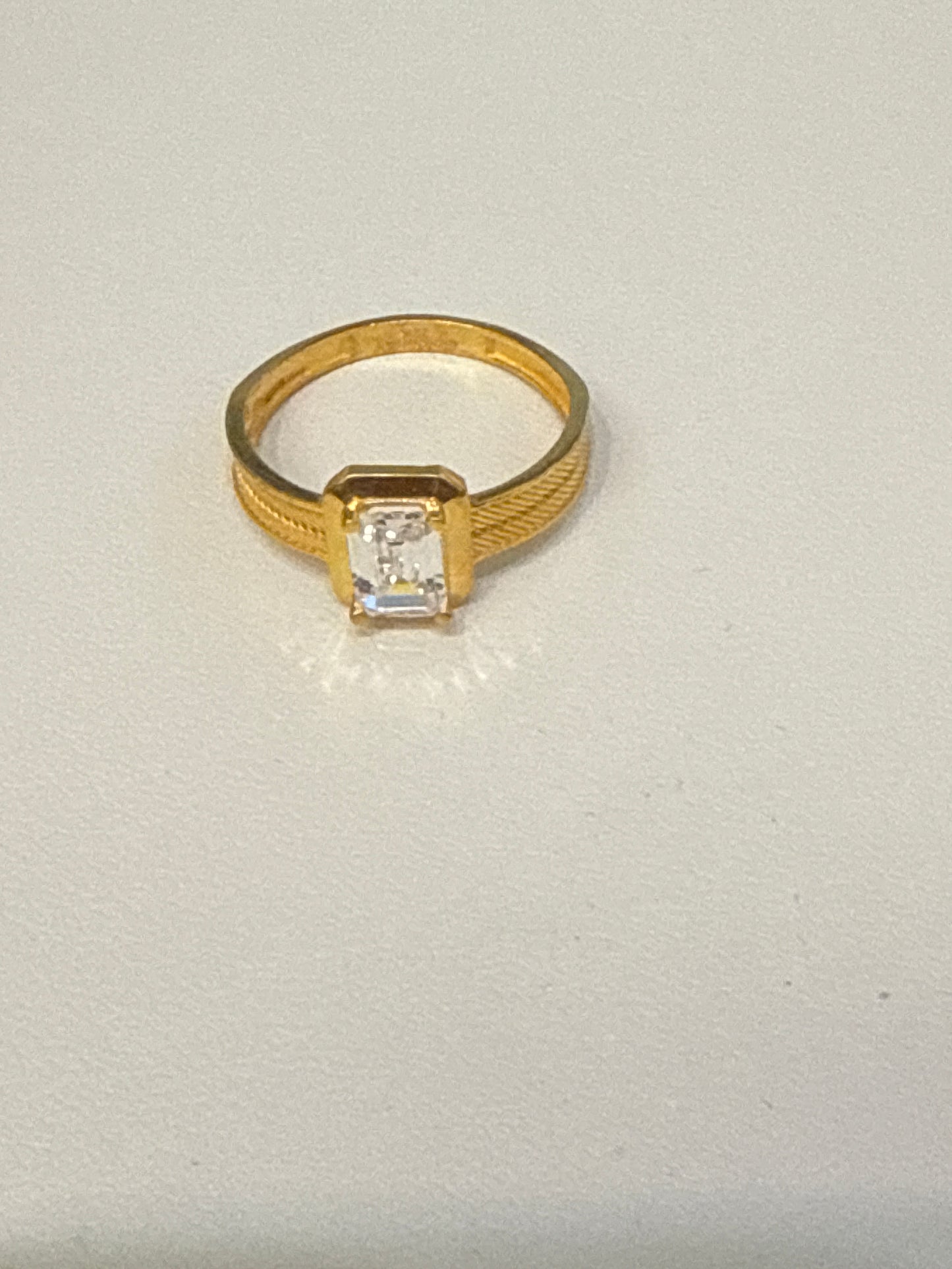 Unisex Ring with Classic medallion with 2 CT of solitaire Sapphire in 22K Gold with Size 8.5, 3.1g  SKU: R0224UM