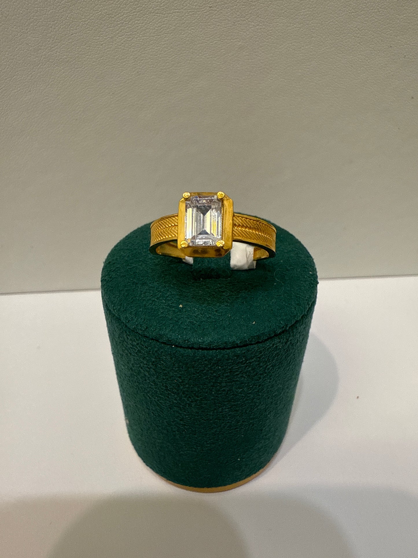 Unisex Ring with Classic medallion with 2 CT of solitaire Sapphire in 22K Gold with Size 8.5, 3.1g  SKU: R0224UM