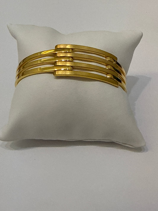 Designer Inspired BRACELET but only Better. Truly a Timeless Piece in 22K Yellow Gold Easy on - 19.0g SKU:BR0043BB.