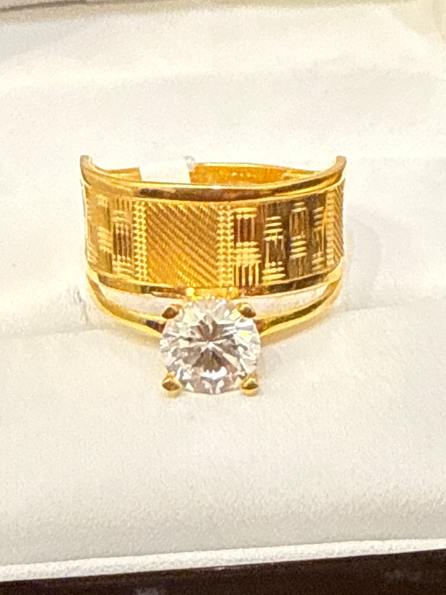 Ring 22K Gold Size8, Weight: 5.3g  SKU:R125w