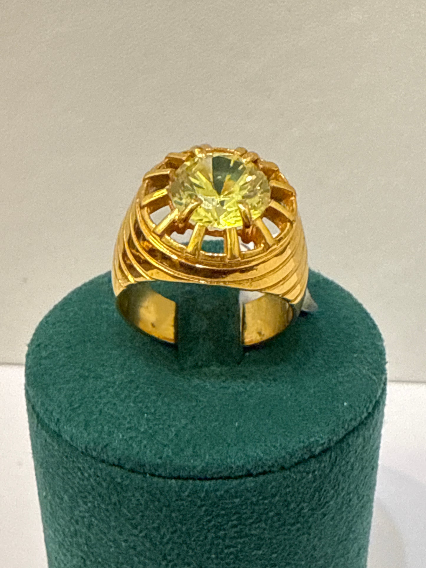 Men’s Classic Design 22K Gold with Peridot Stone Ring Size 8, 10.9g SKU: R0238M