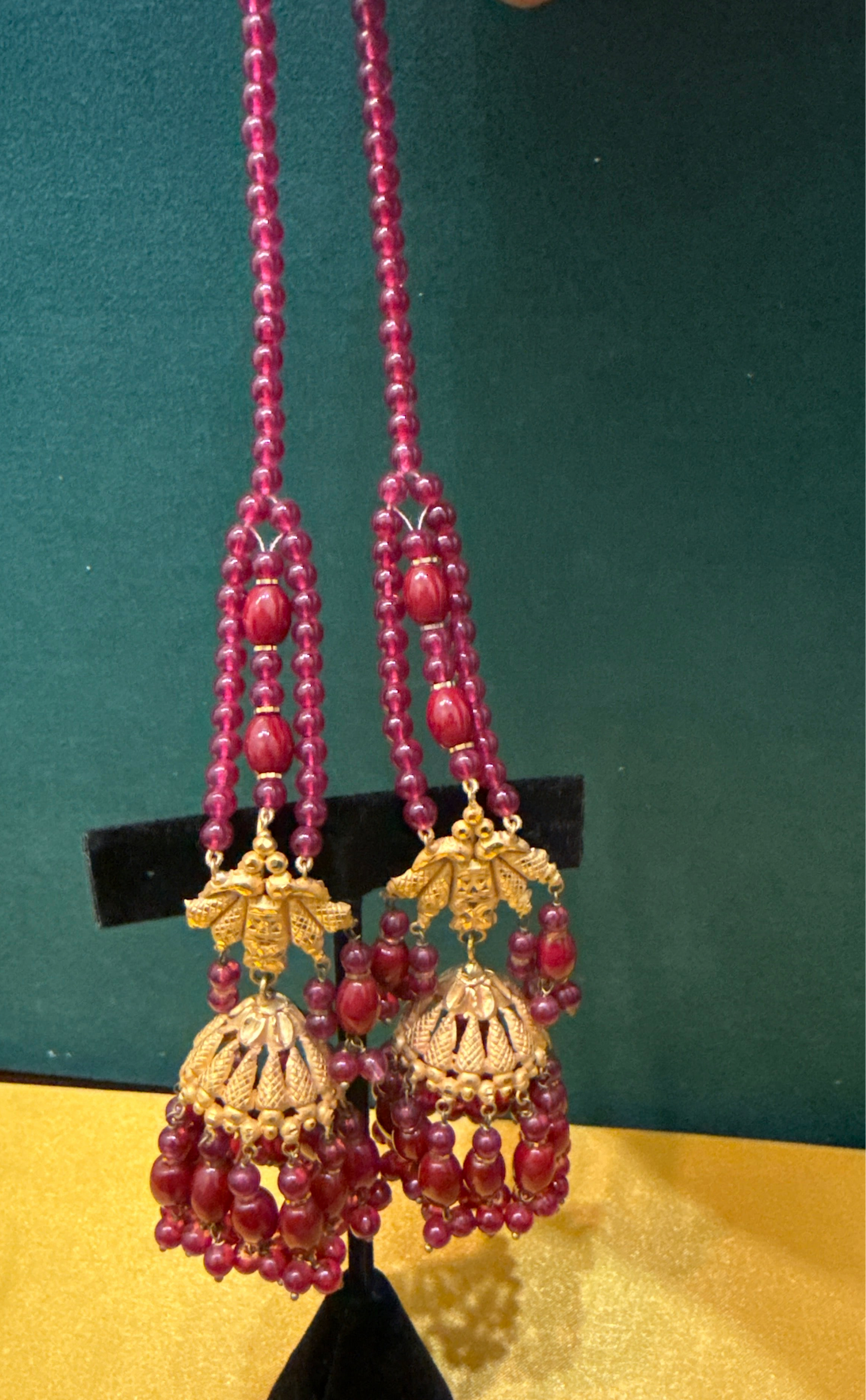 2 red earrings with Ear Support