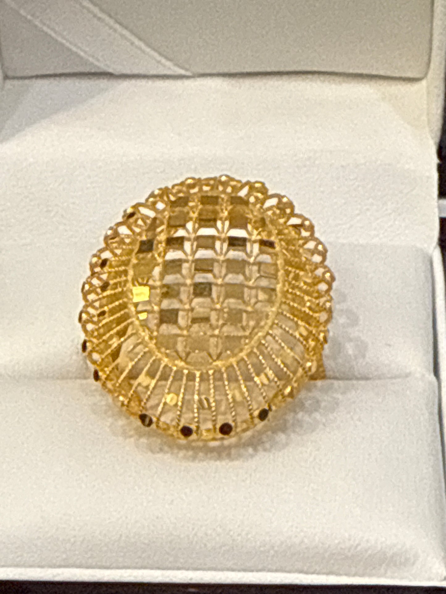 Dubai Morden Oval Design Laser Cut High Polish Shine Ring 22K Gold Size 8, Weight: 4.8g SKU:R153W